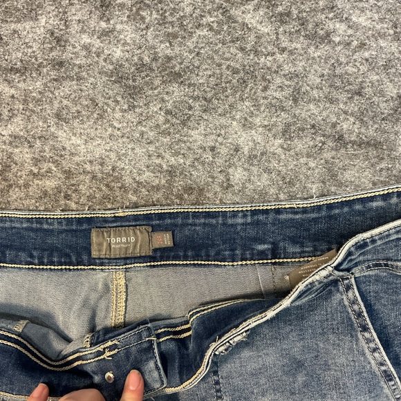 Torrid High Rise Barrel Trendy Light Wash Elastic Waist Jogger Jeans Size 24 - Picture 4 of 4